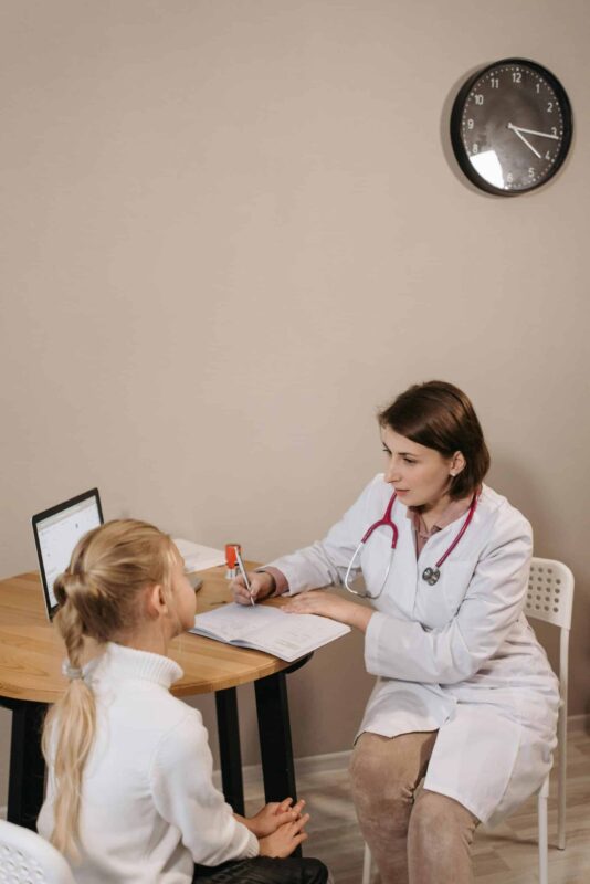 doctor discusses with kid