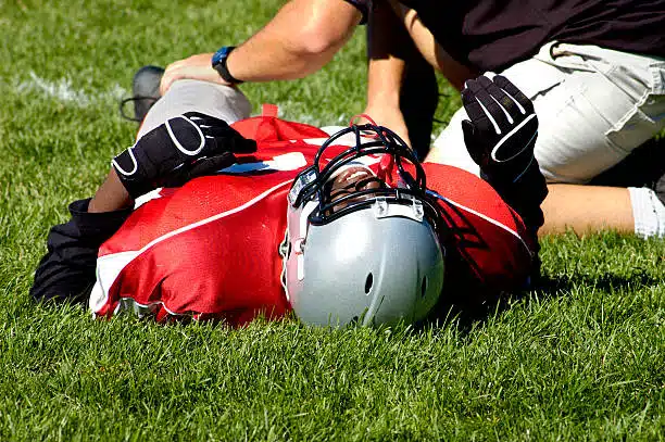 Foot ball player suffers from sports injury.