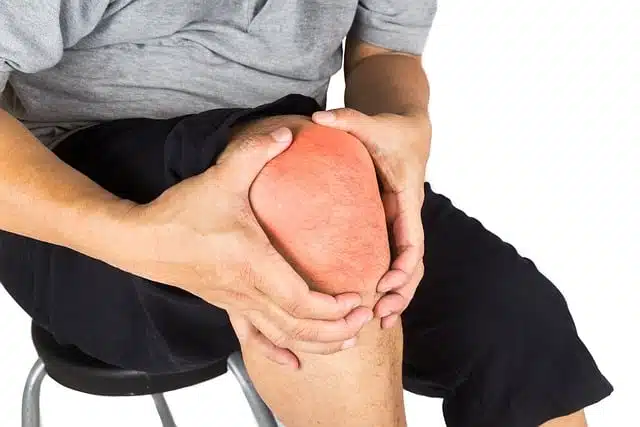 What is Osteoarthritis? | Man experiencing joint pain on his knee